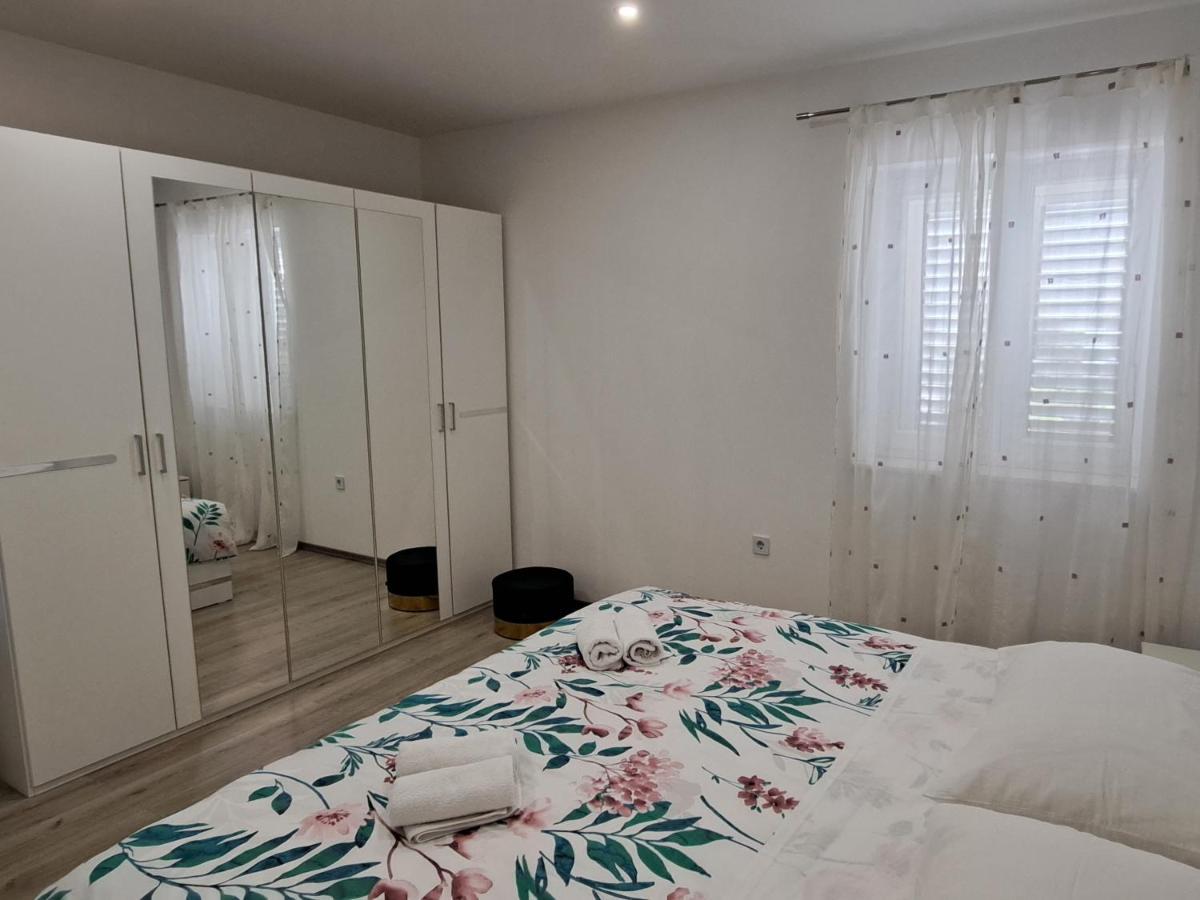 Apartmani Pina 2 Kastela Exterior photo