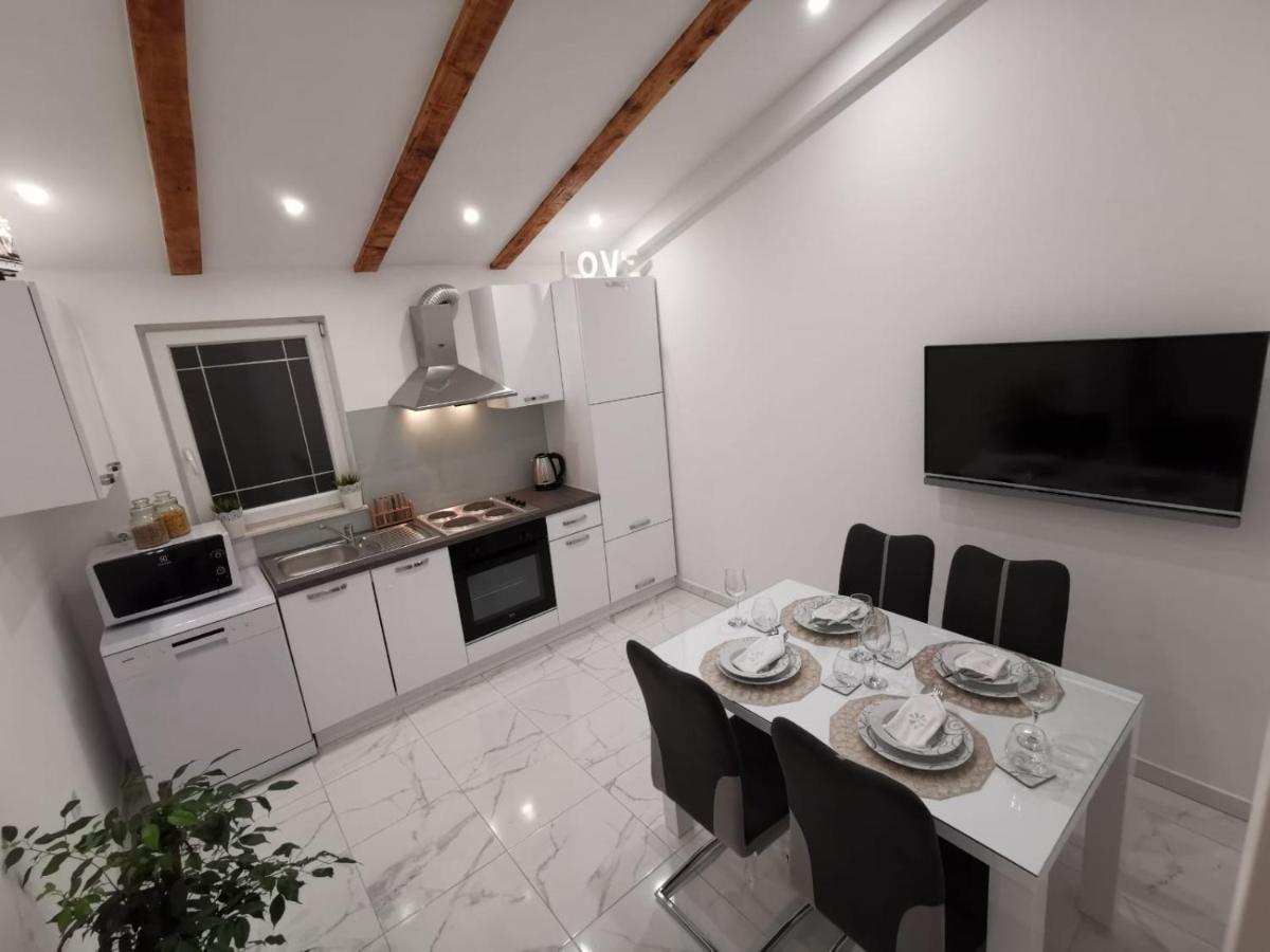 Apartmani Pina 2 Kastela Exterior photo